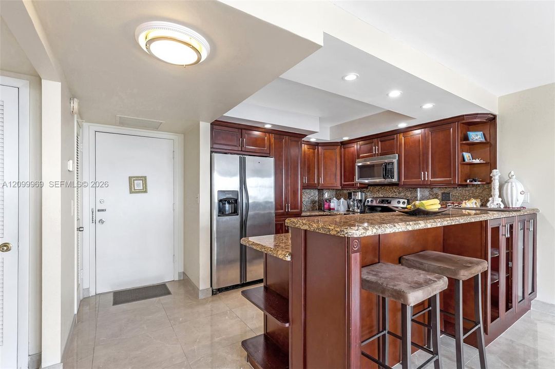 For Sale: $359,000 (1 beds, 1 baths, 928 Square Feet)