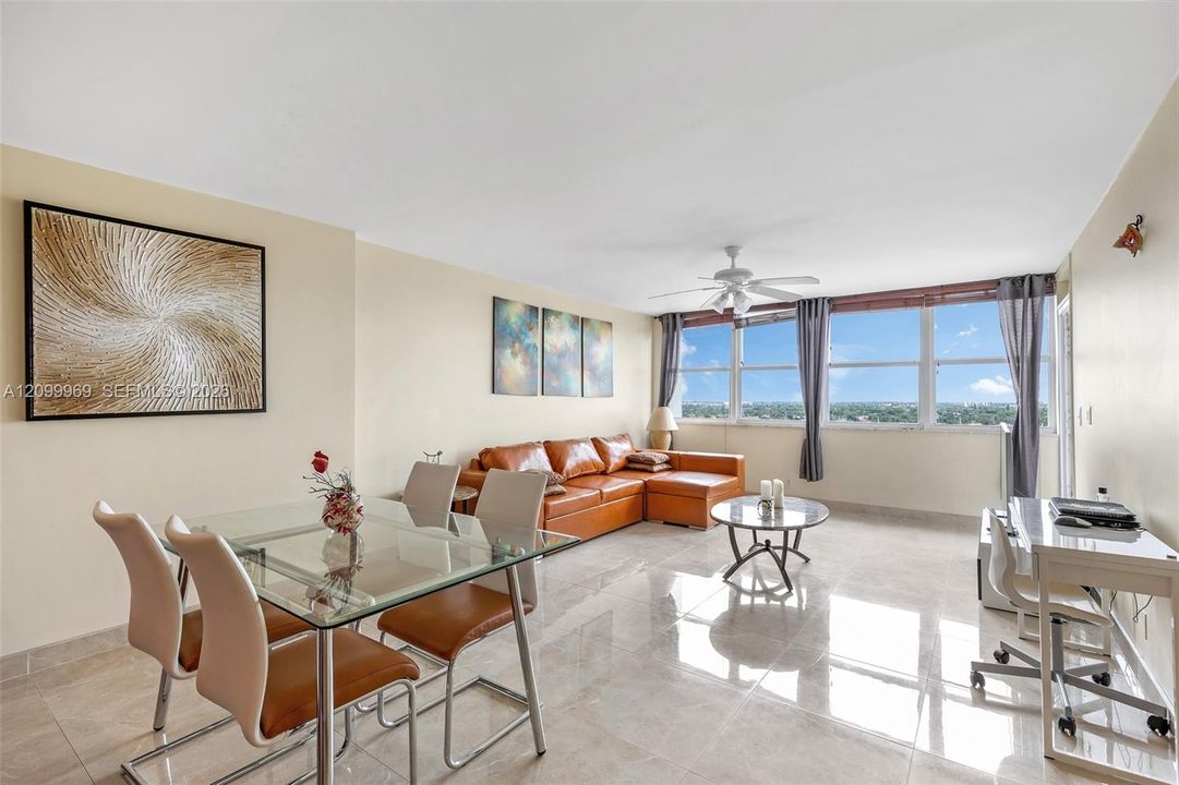 For Sale: $359,000 (1 beds, 1 baths, 928 Square Feet)