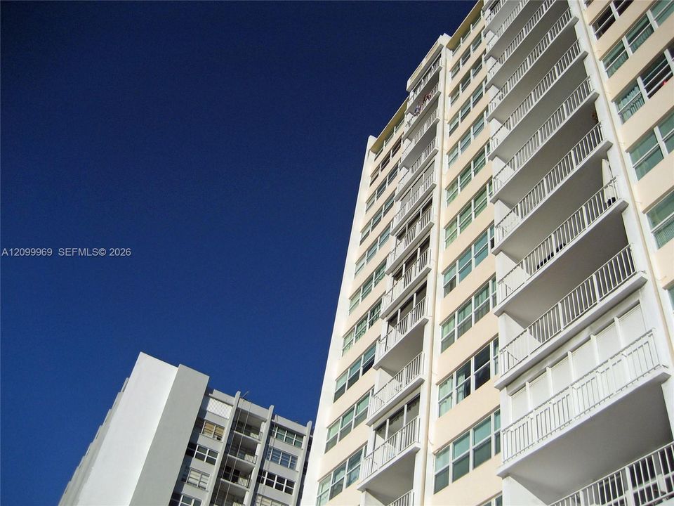 For Sale: $359,000 (1 beds, 1 baths, 928 Square Feet)