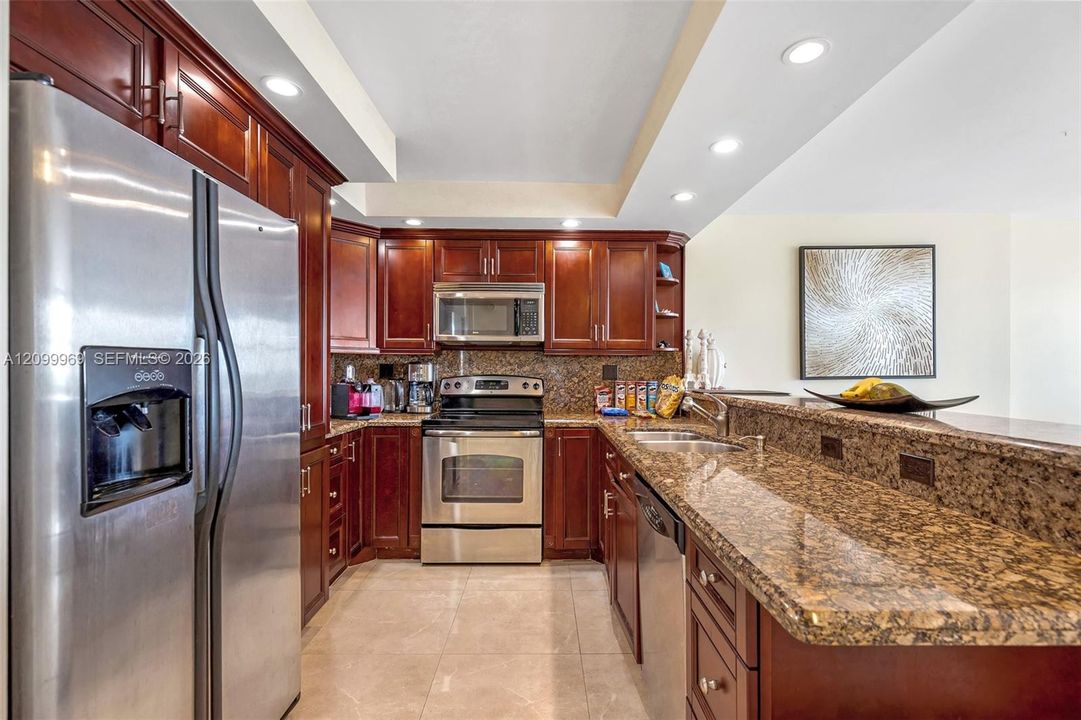For Sale: $359,000 (1 beds, 1 baths, 928 Square Feet)