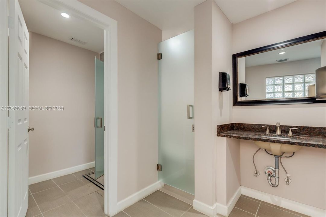 For Sale: $359,000 (1 beds, 1 baths, 928 Square Feet)