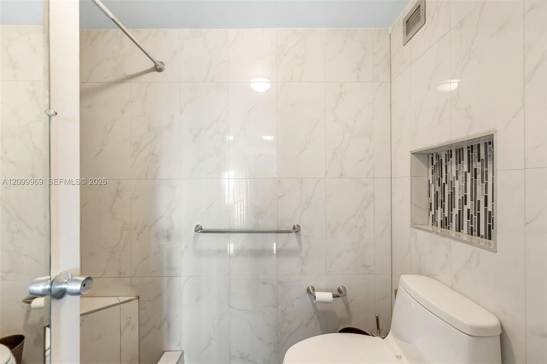 For Sale: $359,000 (1 beds, 1 baths, 928 Square Feet)