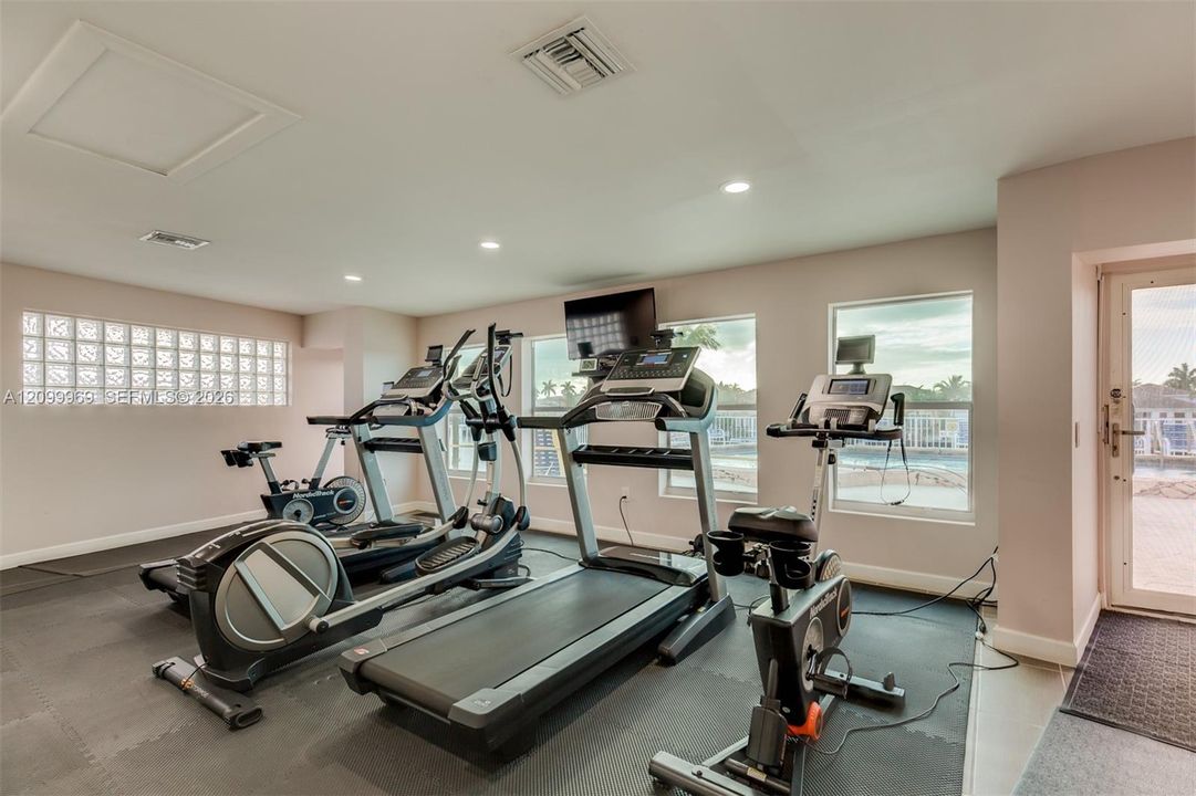 For Sale: $359,000 (1 beds, 1 baths, 928 Square Feet)