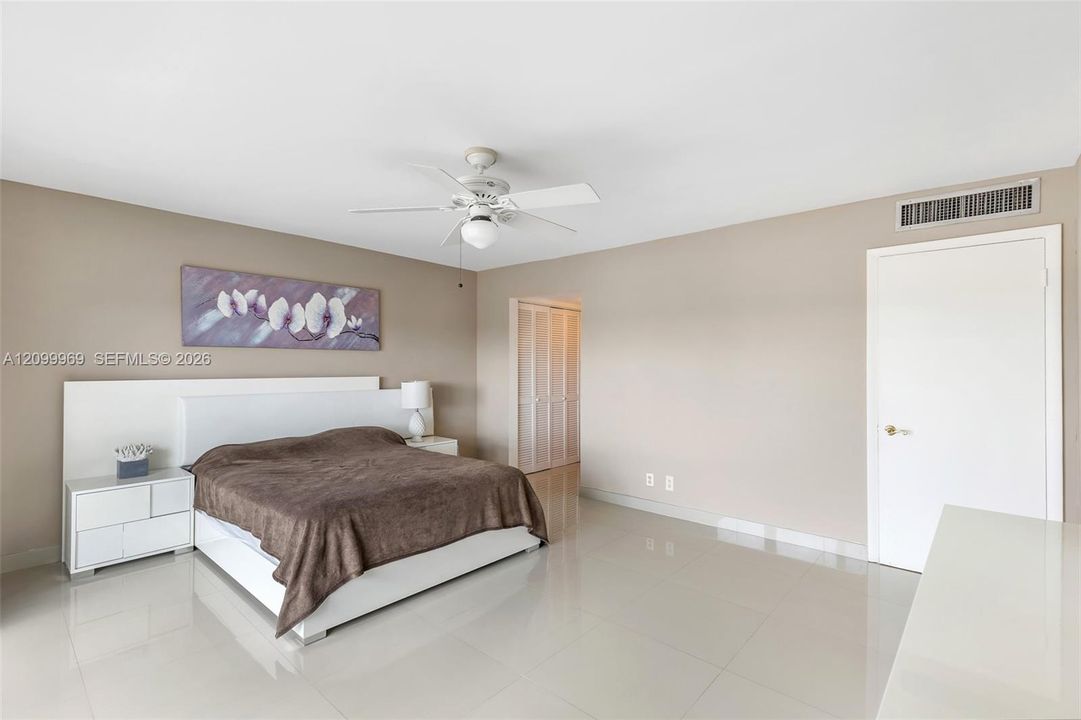 For Sale: $359,000 (1 beds, 1 baths, 928 Square Feet)