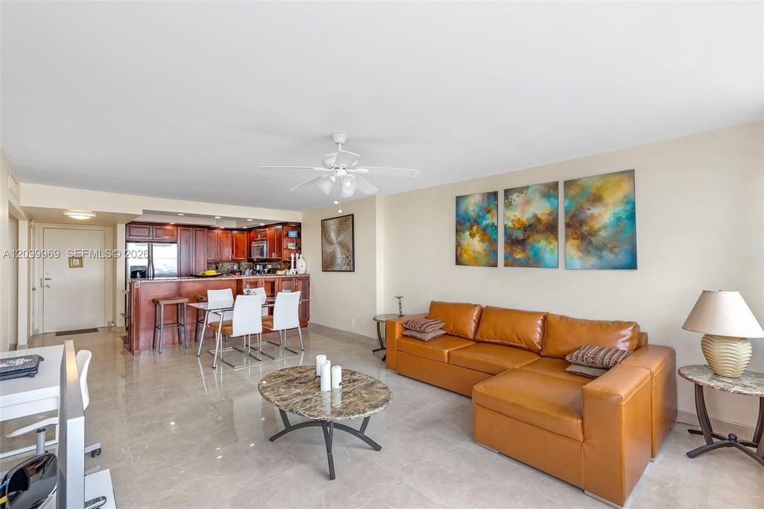For Sale: $359,000 (1 beds, 1 baths, 928 Square Feet)