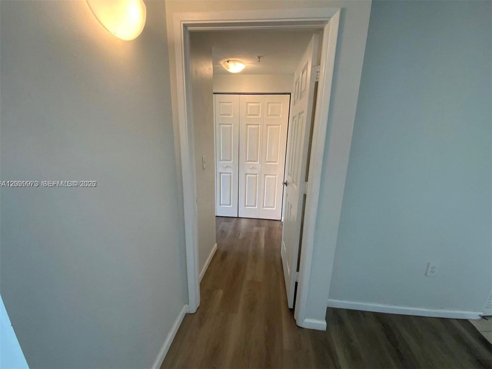 For Rent: $2,200 (2 beds, 2 baths, 981 Square Feet)