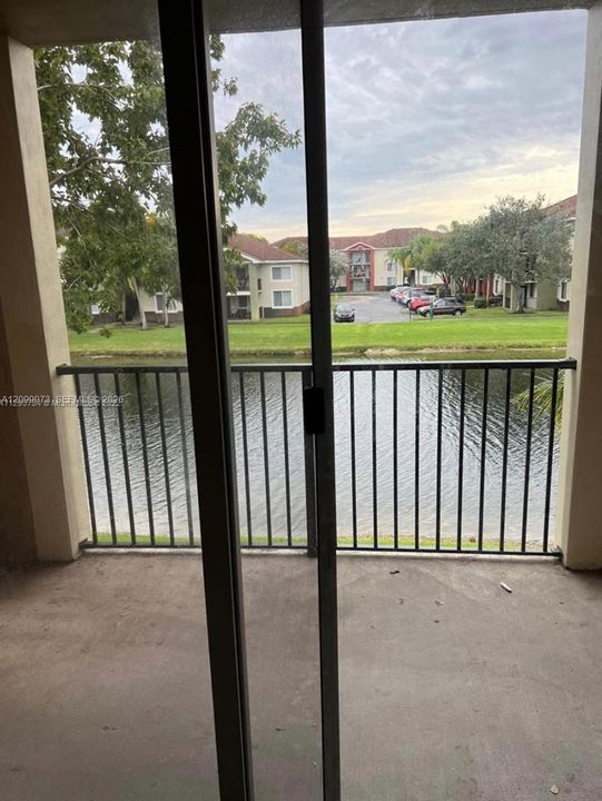 For Rent: $2,200 (2 beds, 2 baths, 981 Square Feet)