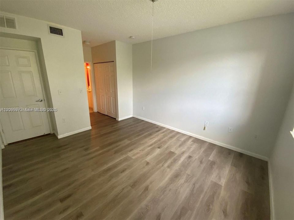 For Rent: $2,200 (2 beds, 2 baths, 981 Square Feet)