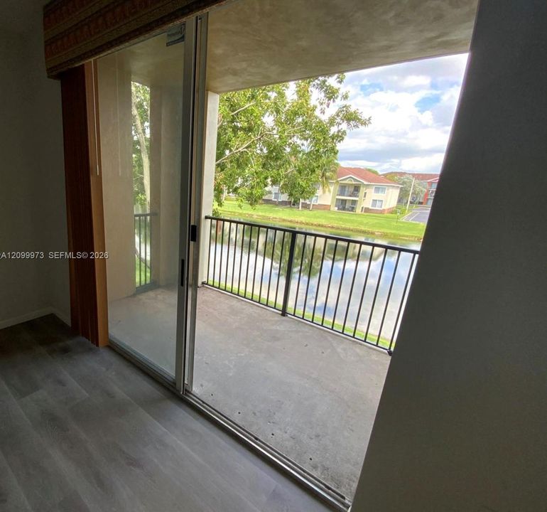 For Rent: $2,200 (2 beds, 2 baths, 981 Square Feet)