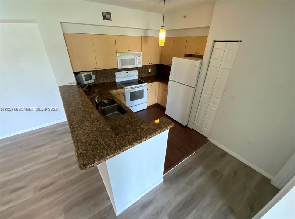 For Rent: $2,200 (2 beds, 2 baths, 981 Square Feet)