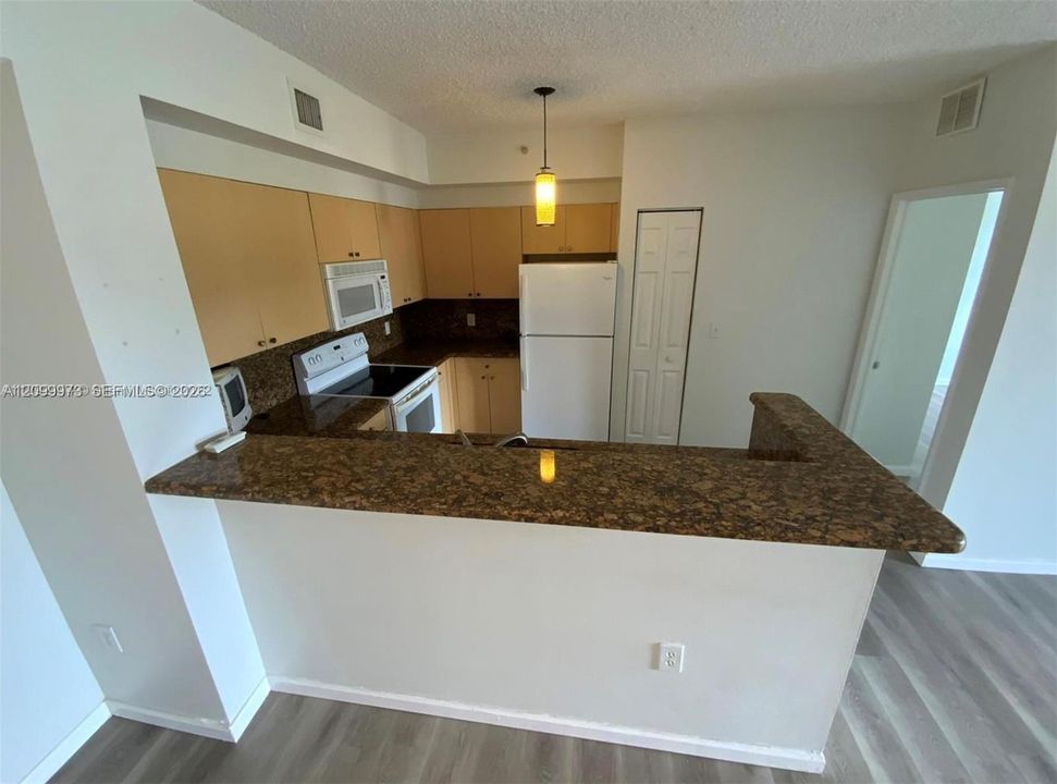 For Rent: $2,200 (2 beds, 2 baths, 981 Square Feet)