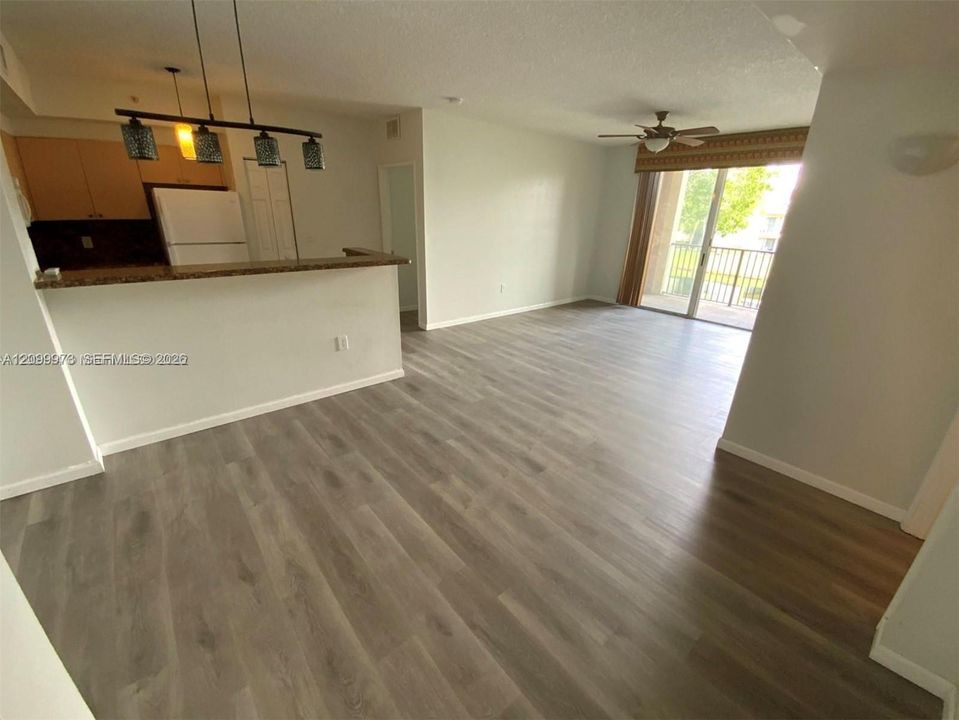 For Rent: $2,200 (2 beds, 2 baths, 981 Square Feet)