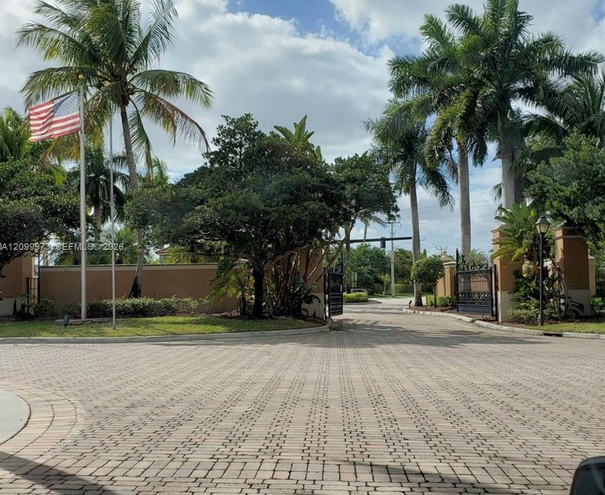 For Rent: $2,200 (2 beds, 2 baths, 981 Square Feet)