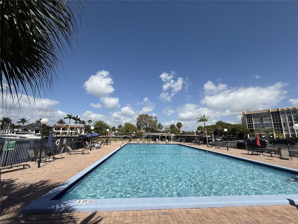 For Sale: $299,000 (2 beds, 2 baths, 1450 Square Feet)