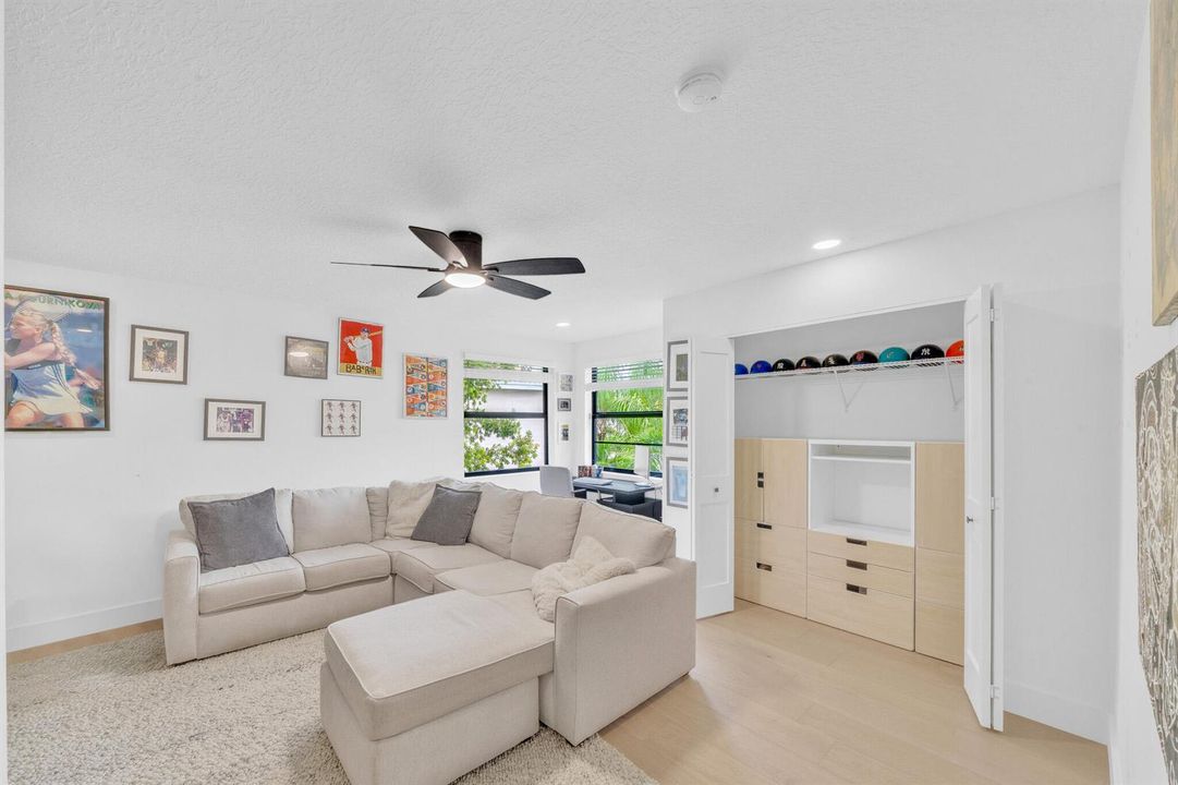 28 Guest Bedroom A (4)