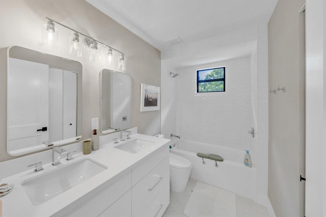 34 Guest Bathroom (2)