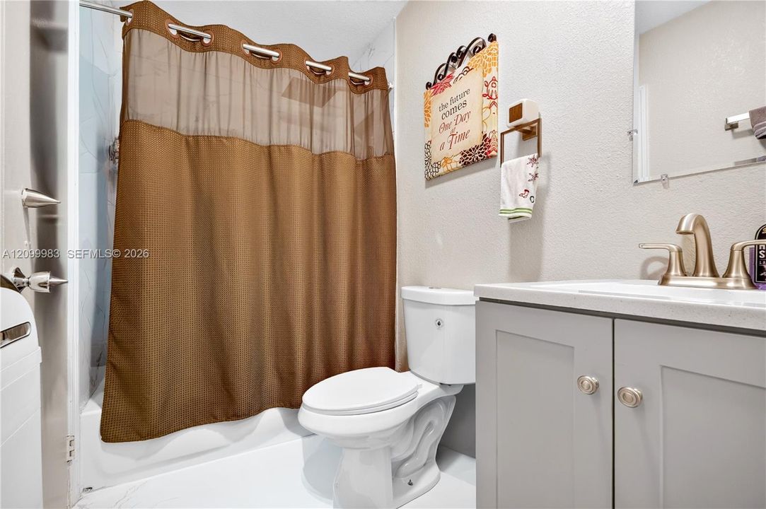 Shower/ Tub