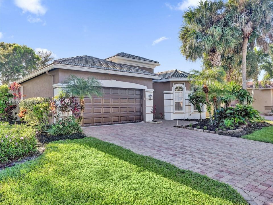 For Sale: $575,000 (3 beds, 2 baths, 2078 Square Feet)