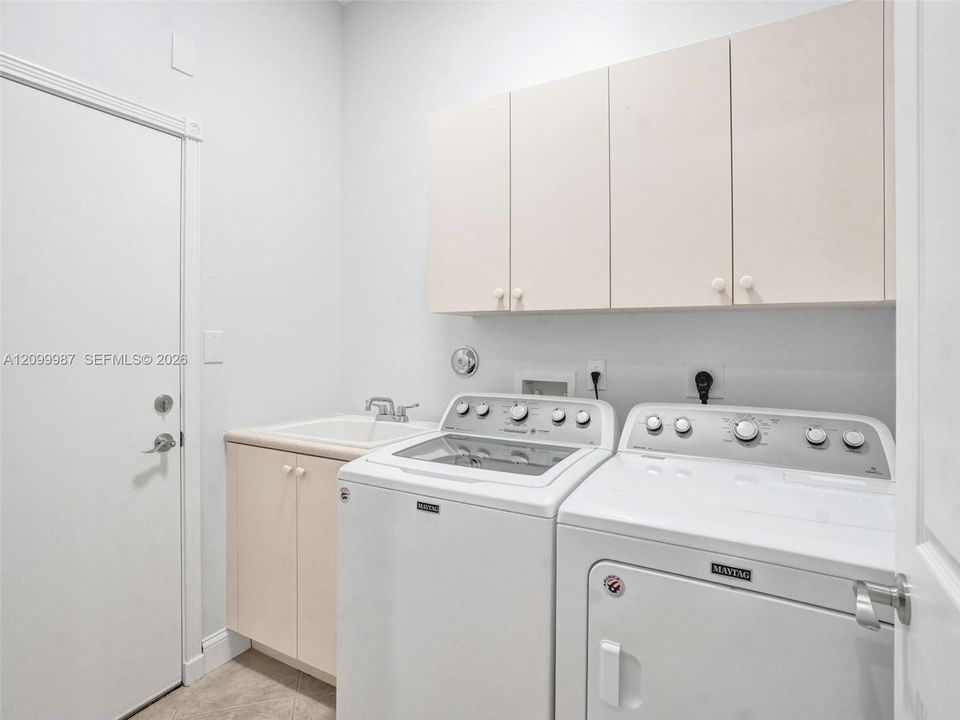 For Sale: $575,000 (3 beds, 2 baths, 2078 Square Feet)
