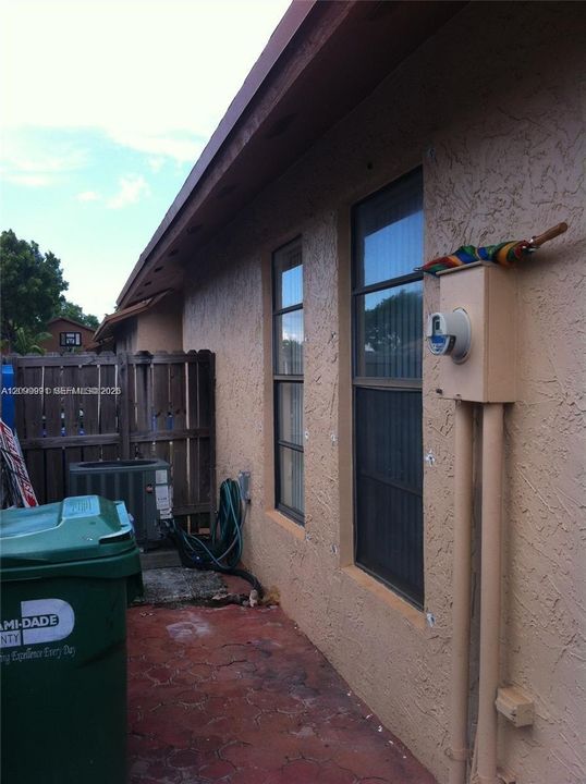 For Rent: $2,900 (3 beds, 2 baths, 1093 Square Feet)