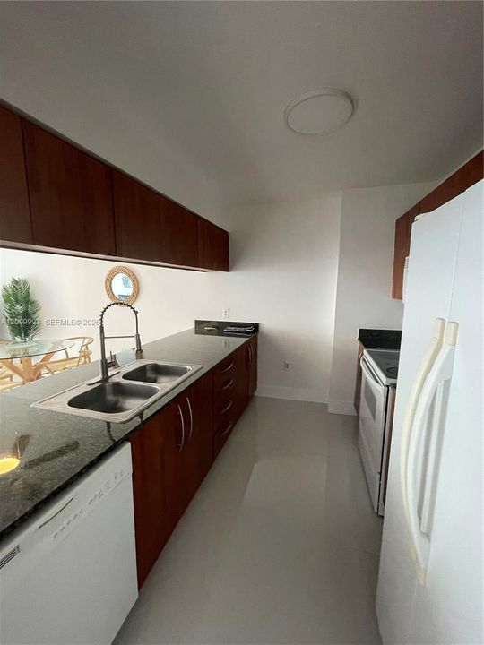 For Rent: $3,200 (1 beds, 1 baths, 825 Square Feet)