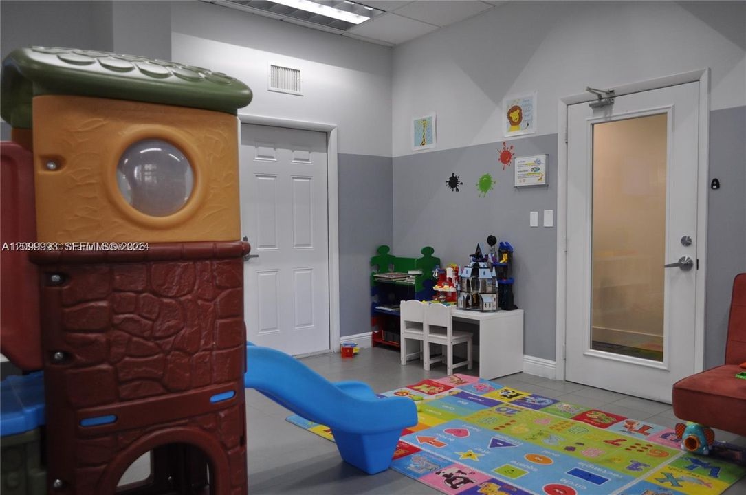 For Rent: $3,200 (1 beds, 1 baths, 825 Square Feet)