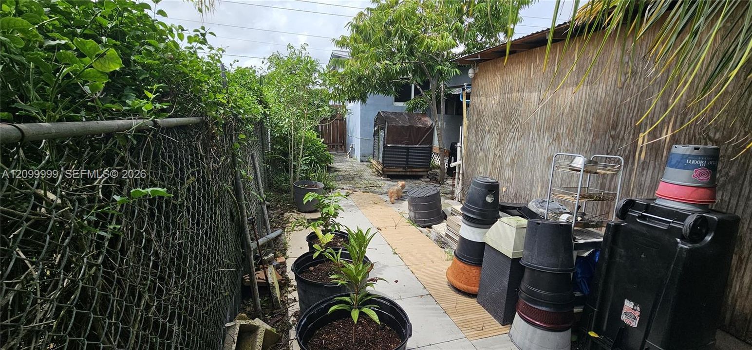 For Sale: $530,000 (6 beds, 2 baths, 1226 Square Feet)