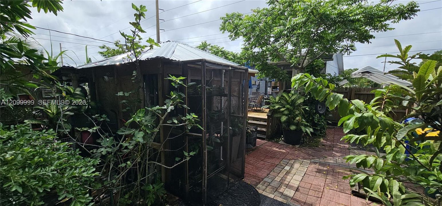 For Sale: $530,000 (6 beds, 2 baths, 1226 Square Feet)