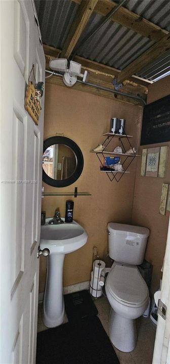 For Sale: $530,000 (6 beds, 2 baths, 1226 Square Feet)