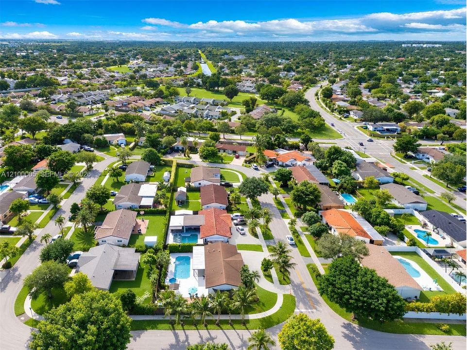 На продажу: $799,900 (4 спален, 2 ванн, 1567 Квадратных фут)