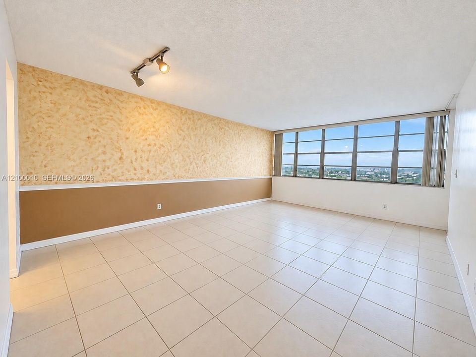 For Rent: $1,600 (1 beds, 1 baths, 790 Square Feet)