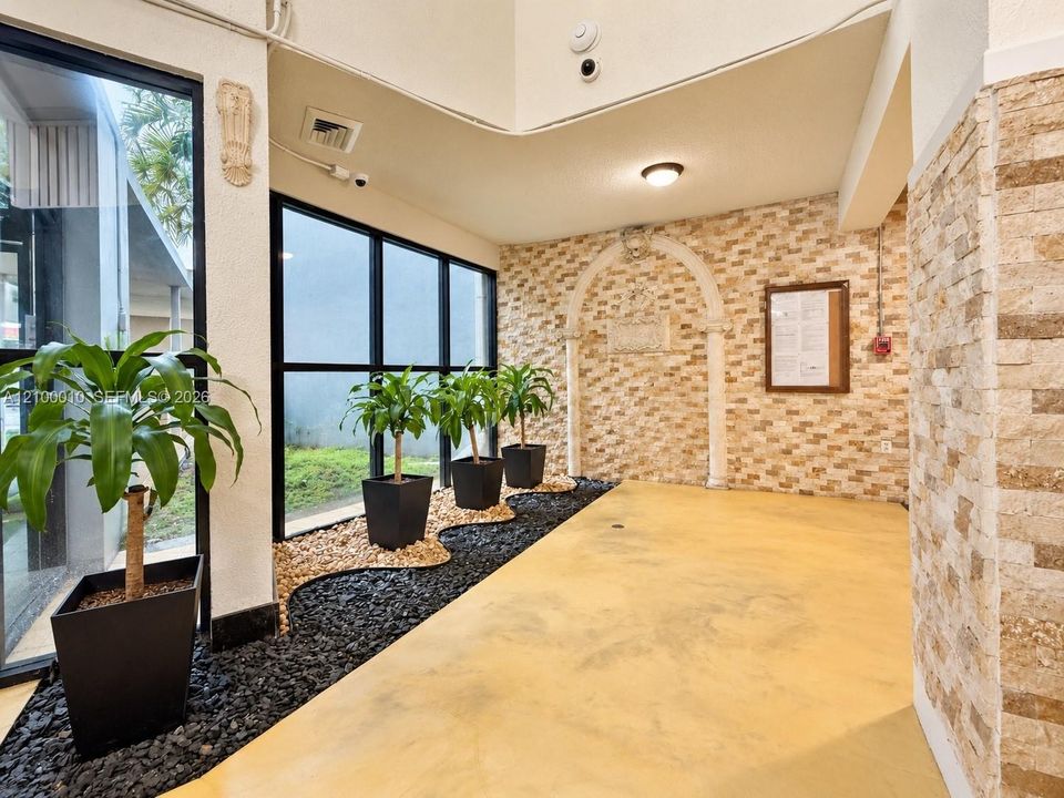 For Rent: $1,600 (1 beds, 1 baths, 790 Square Feet)