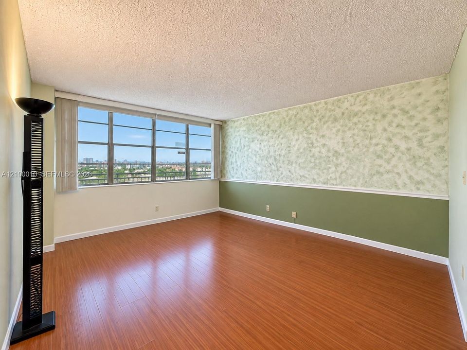 For Rent: $1,600 (1 beds, 1 baths, 790 Square Feet)