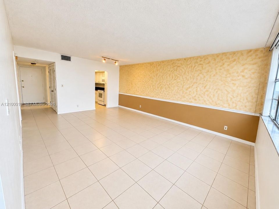 For Rent: $1,600 (1 beds, 1 baths, 790 Square Feet)