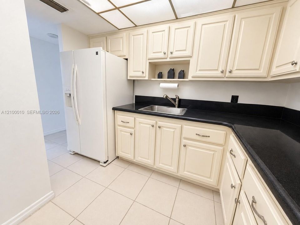 For Rent: $1,600 (1 beds, 1 baths, 790 Square Feet)