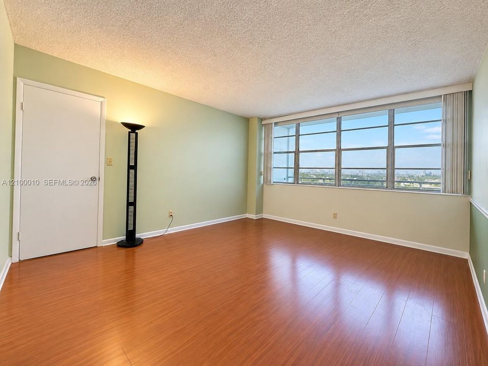 For Rent: $1,600 (1 beds, 1 baths, 790 Square Feet)