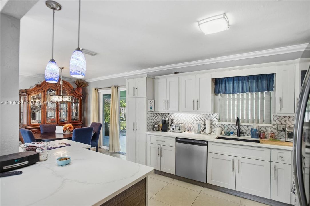 En Venta: $549,900 (2 camas, 2 baños, 1308 Pies cuadrados)