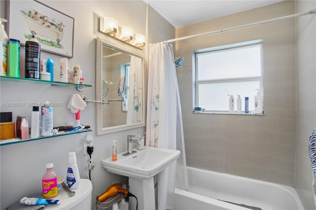 En Venta: $549,900 (2 camas, 2 baños, 1308 Pies cuadrados)