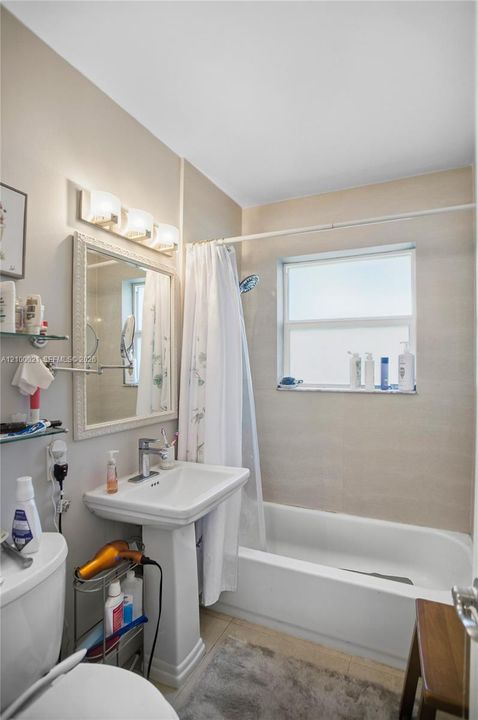 En Venta: $549,900 (2 camas, 2 baños, 1308 Pies cuadrados)
