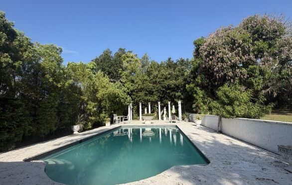1009 Pool