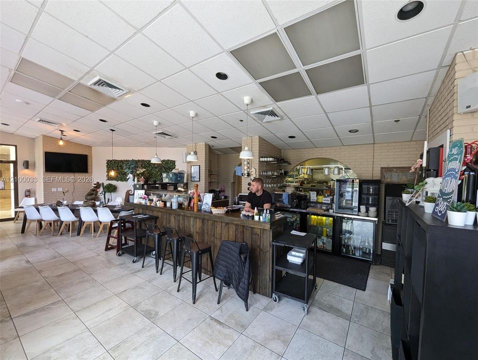 For Rent: $2,300 (1 beds, 1 baths, 991 Square Feet)