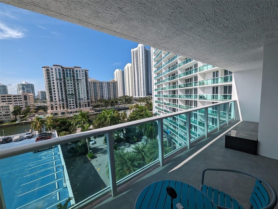 For Rent: $2,300 (1 beds, 1 baths, 991 Square Feet)