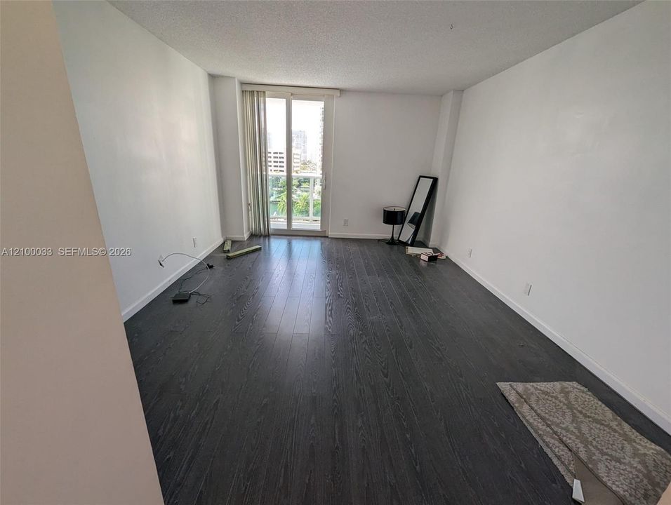 For Rent: $2,300 (1 beds, 1 baths, 991 Square Feet)