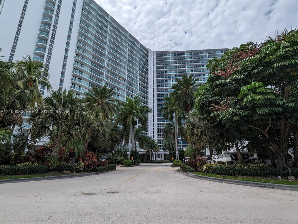 For Rent: $2,300 (1 beds, 1 baths, 991 Square Feet)