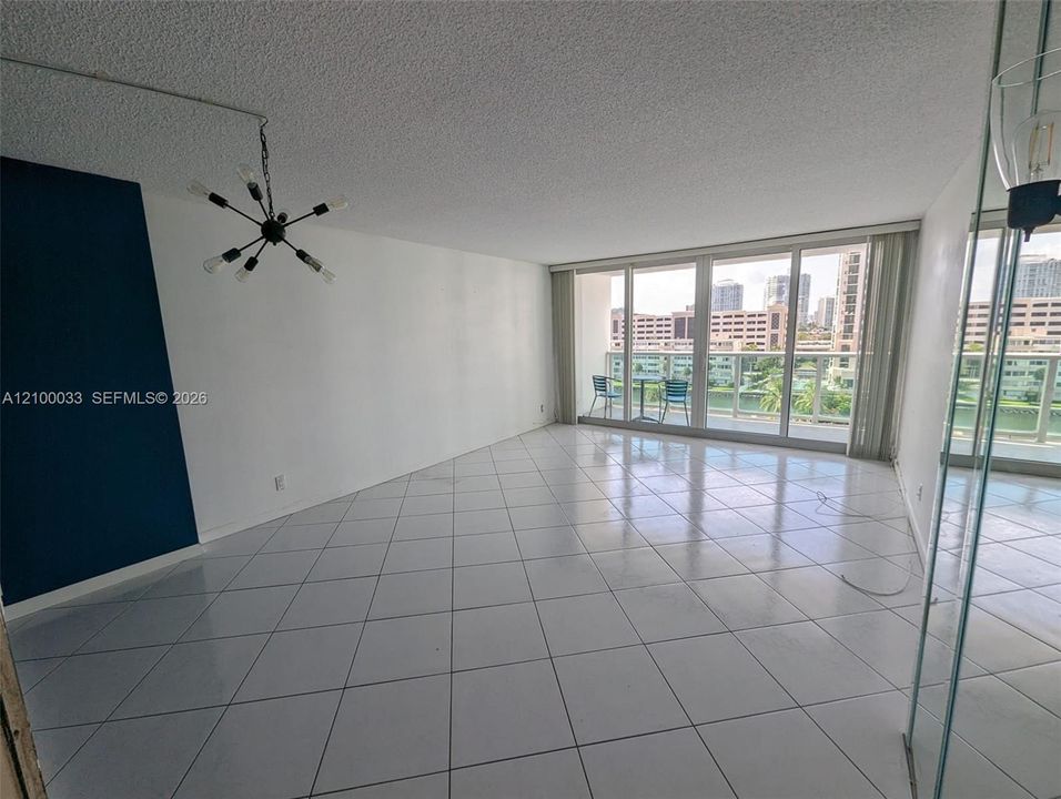 For Rent: $2,300 (1 beds, 1 baths, 991 Square Feet)