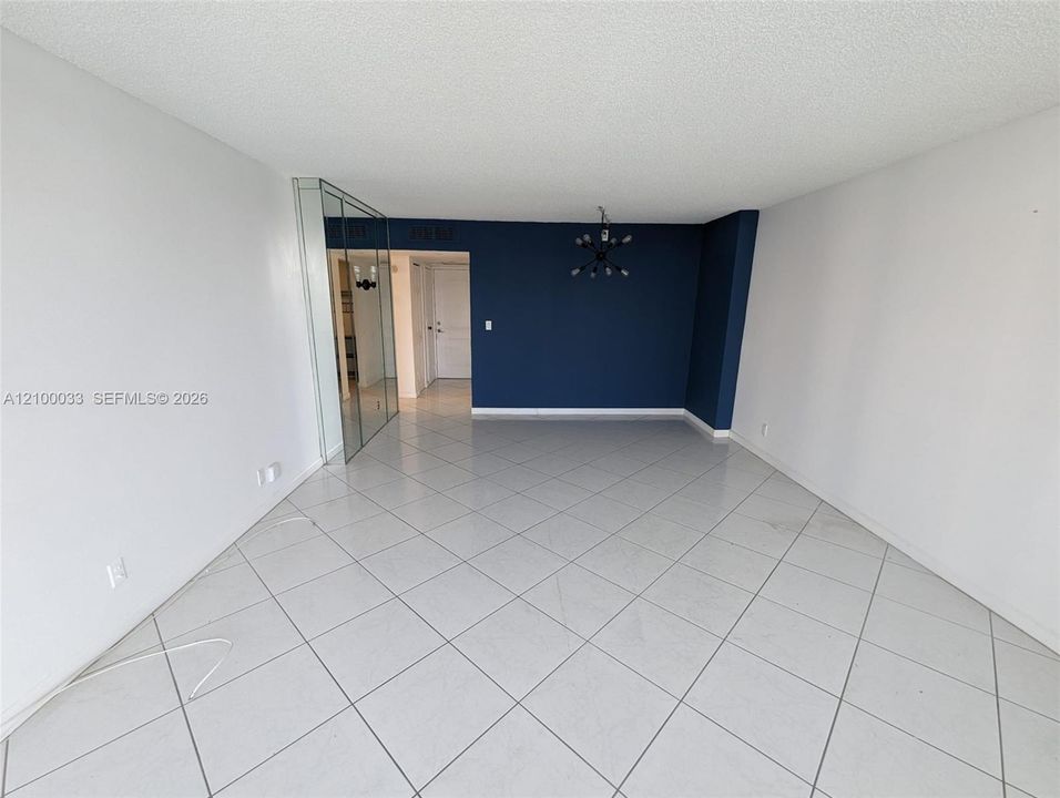 For Rent: $2,300 (1 beds, 1 baths, 991 Square Feet)