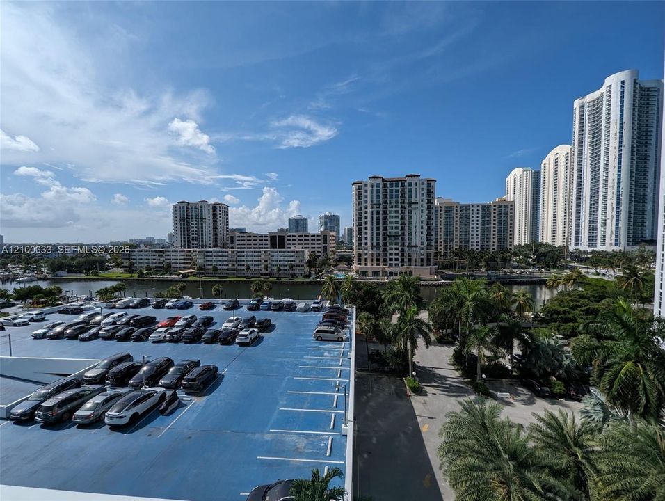 For Rent: $2,300 (1 beds, 1 baths, 991 Square Feet)