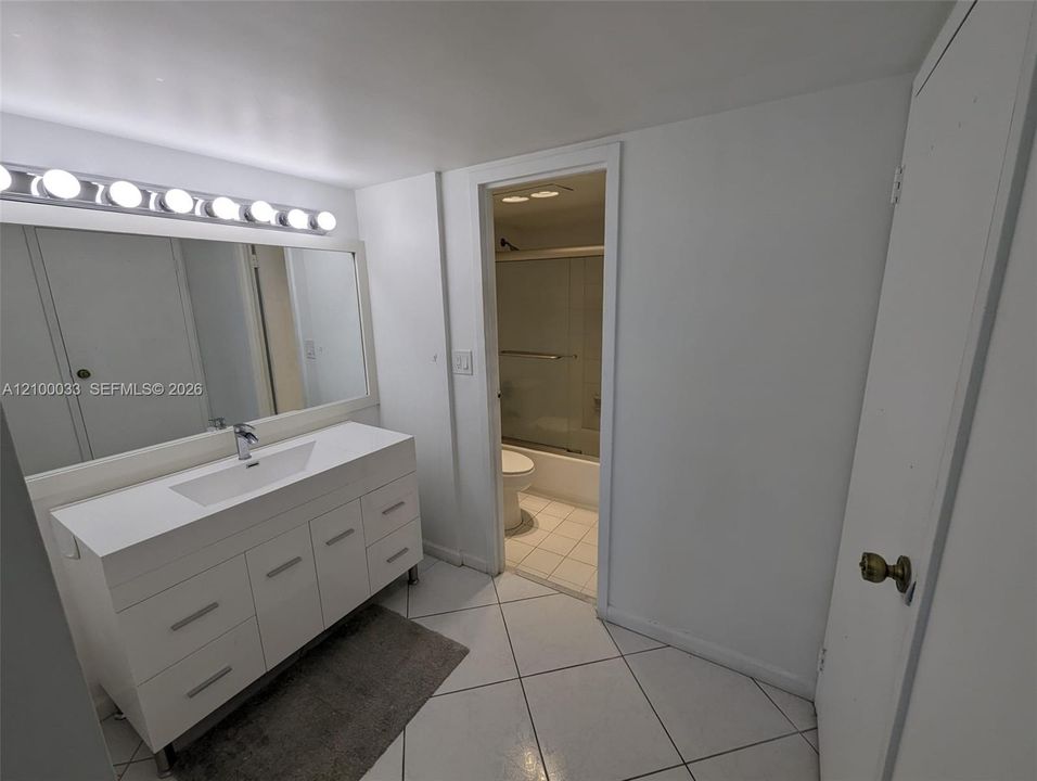 For Rent: $2,300 (1 beds, 1 baths, 991 Square Feet)