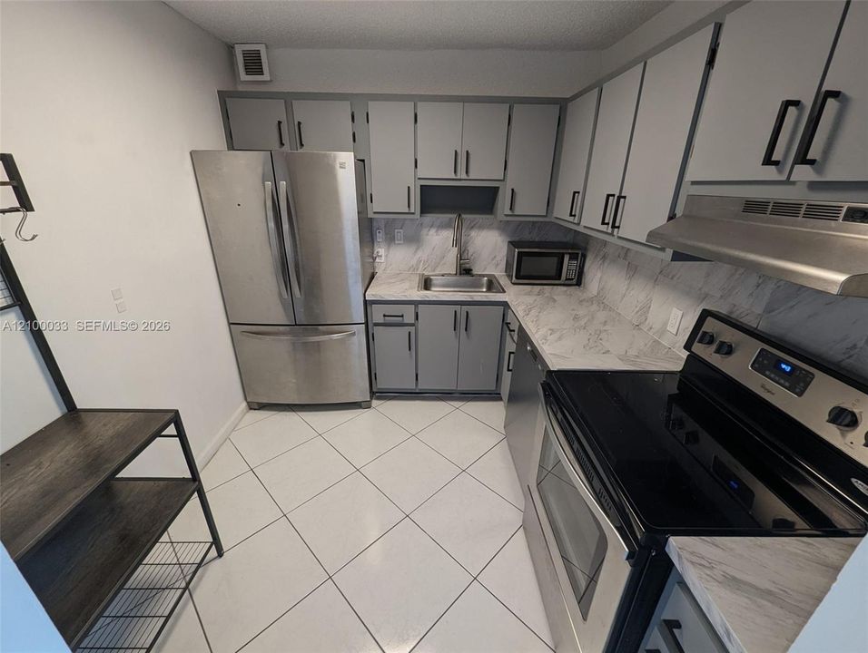 For Rent: $2,300 (1 beds, 1 baths, 991 Square Feet)