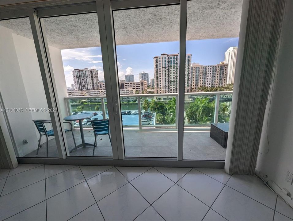 For Rent: $2,300 (1 beds, 1 baths, 991 Square Feet)